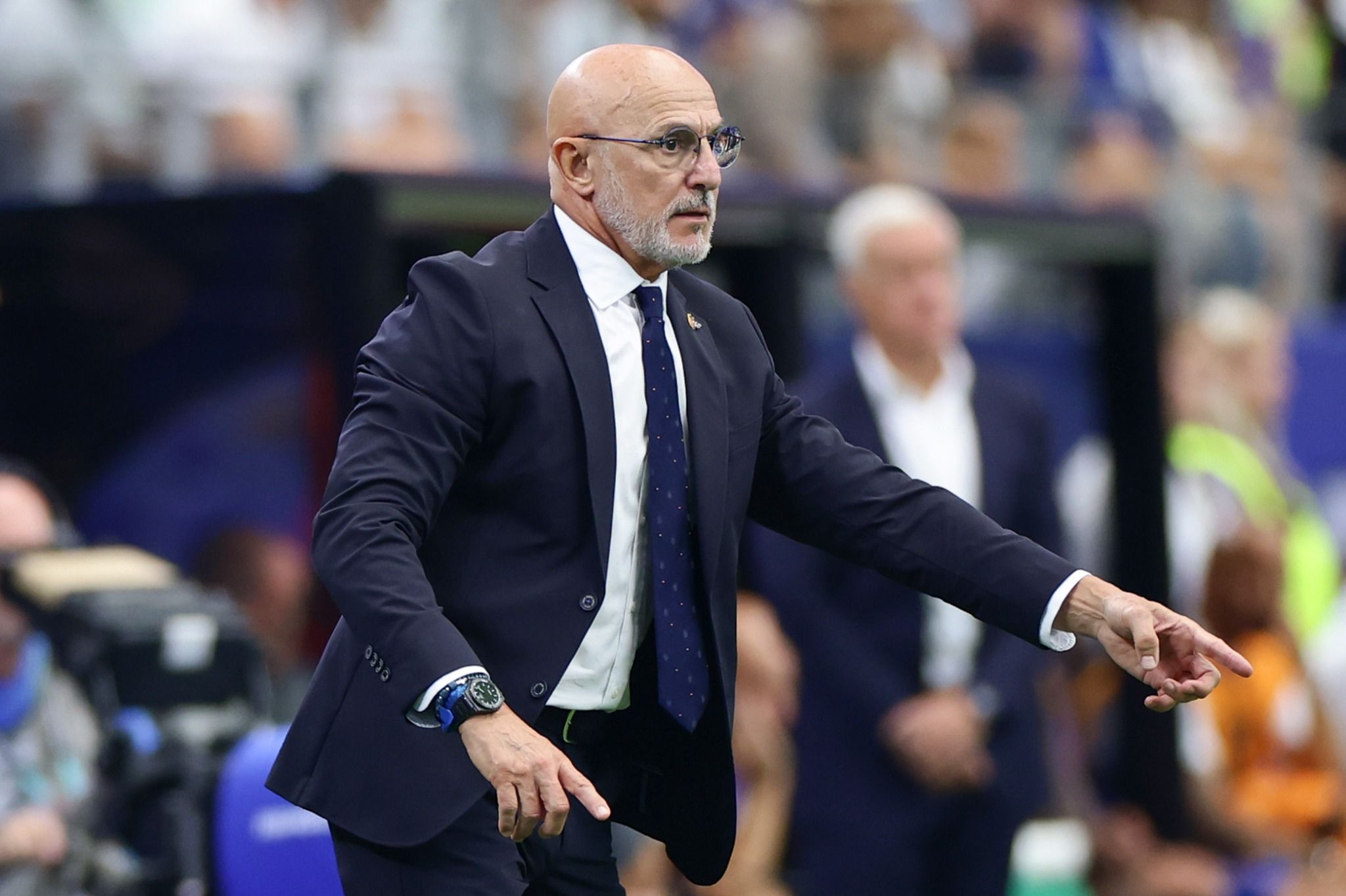 Luis de la Fuente da instrucciones desde la banda durante un partido de la selección española en la Liga de Naciones 2023