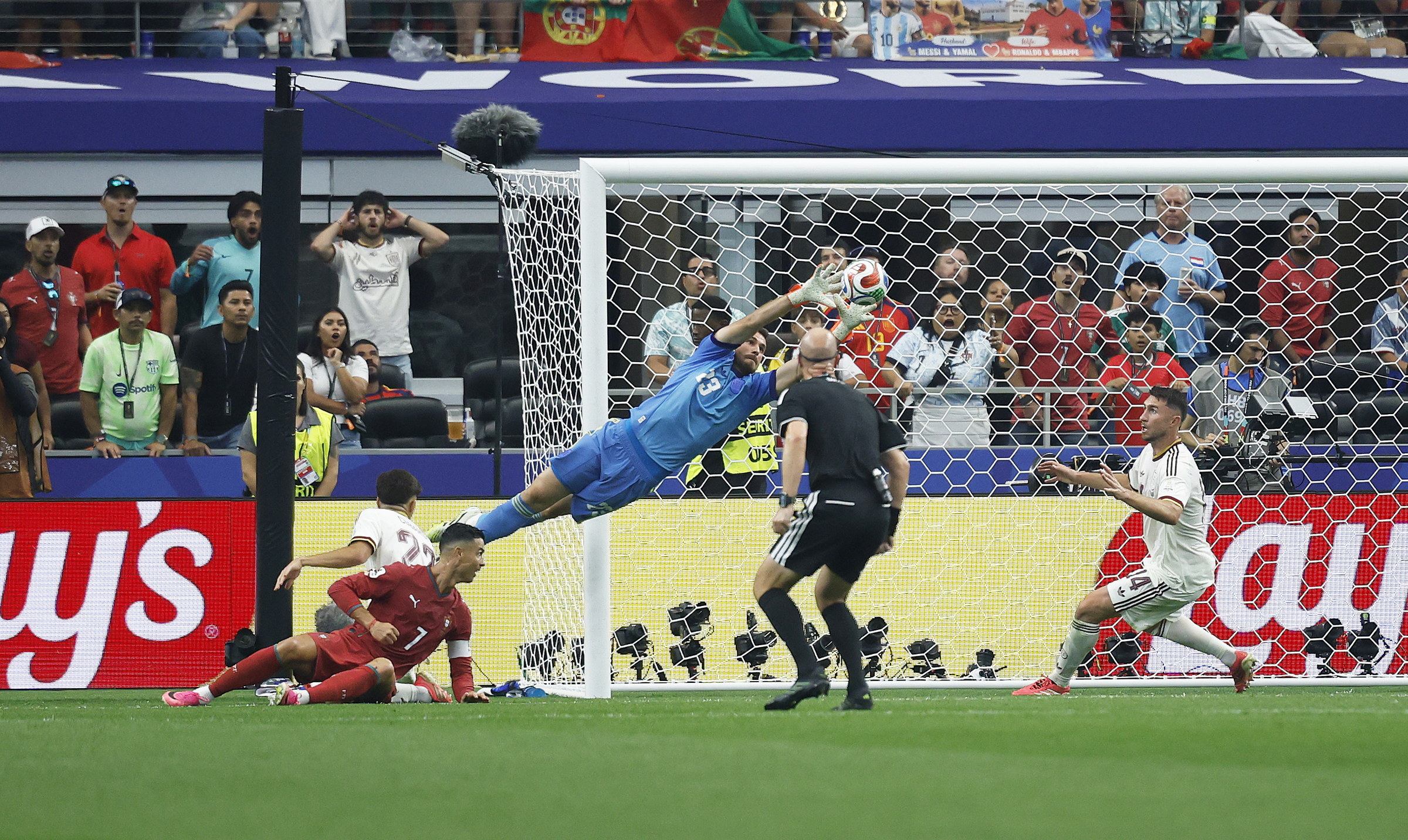 Unai Simón vuela para detener un remate de Portugal