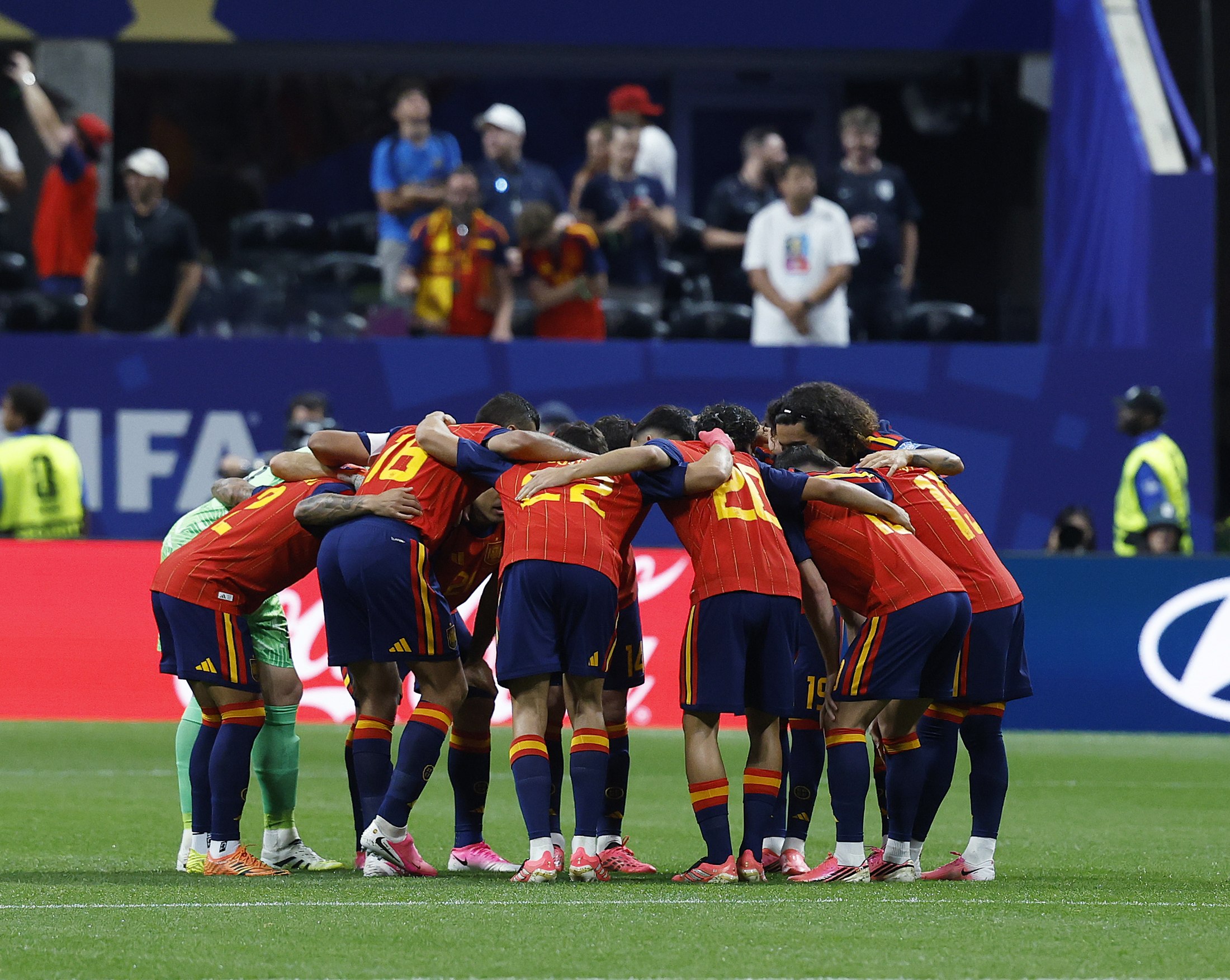 Los jugadores de España forman una piña antes del partido contra Arabia Saudí