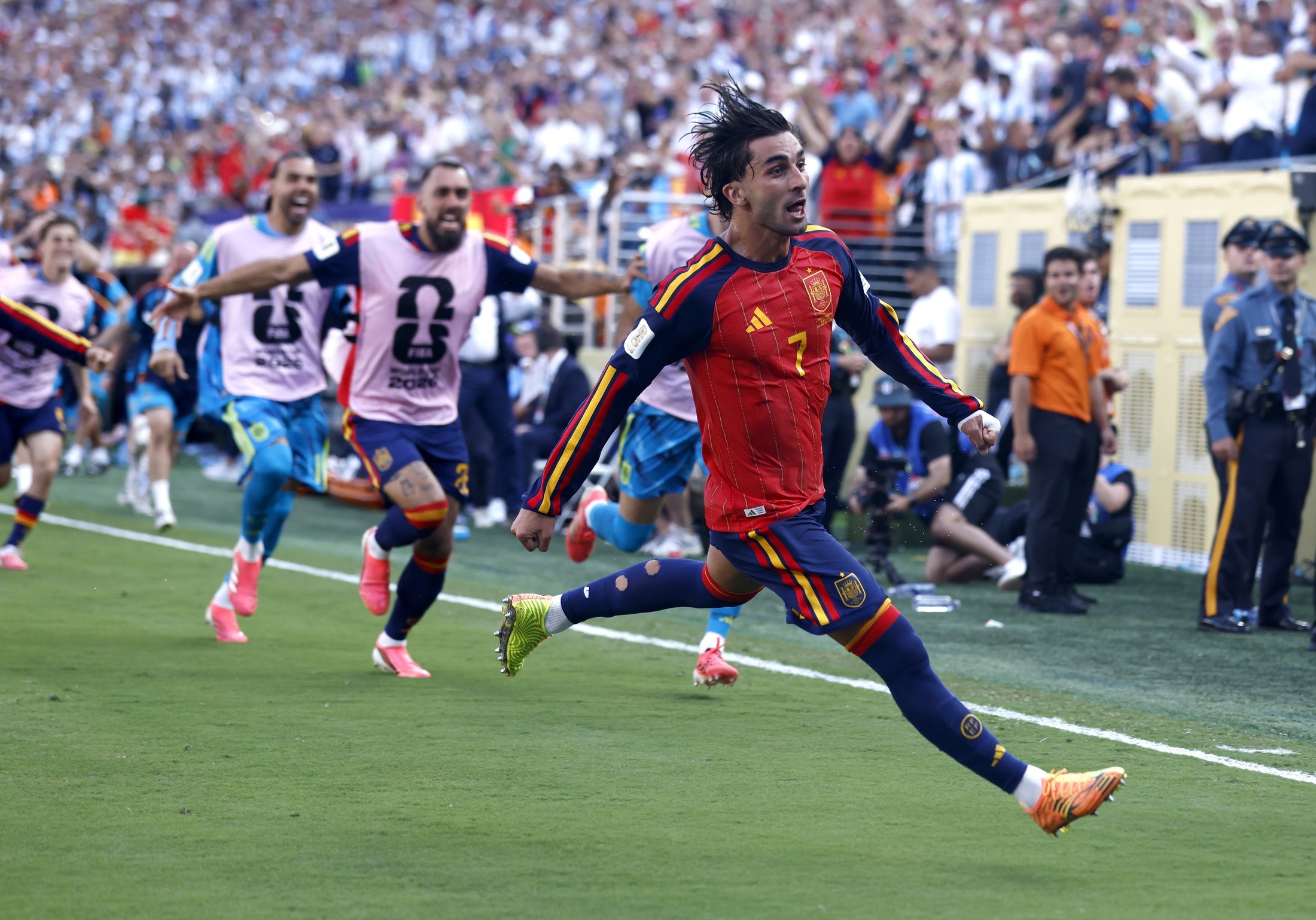 Ferran Torres celebra con el banquillo de España el gol de la final contra Argentina