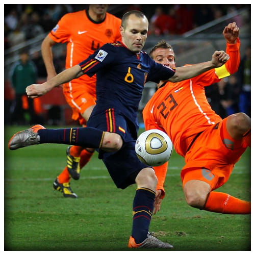 Iniesta Rodeado Iniesta se retira del fútbol | Especial MARCA.com