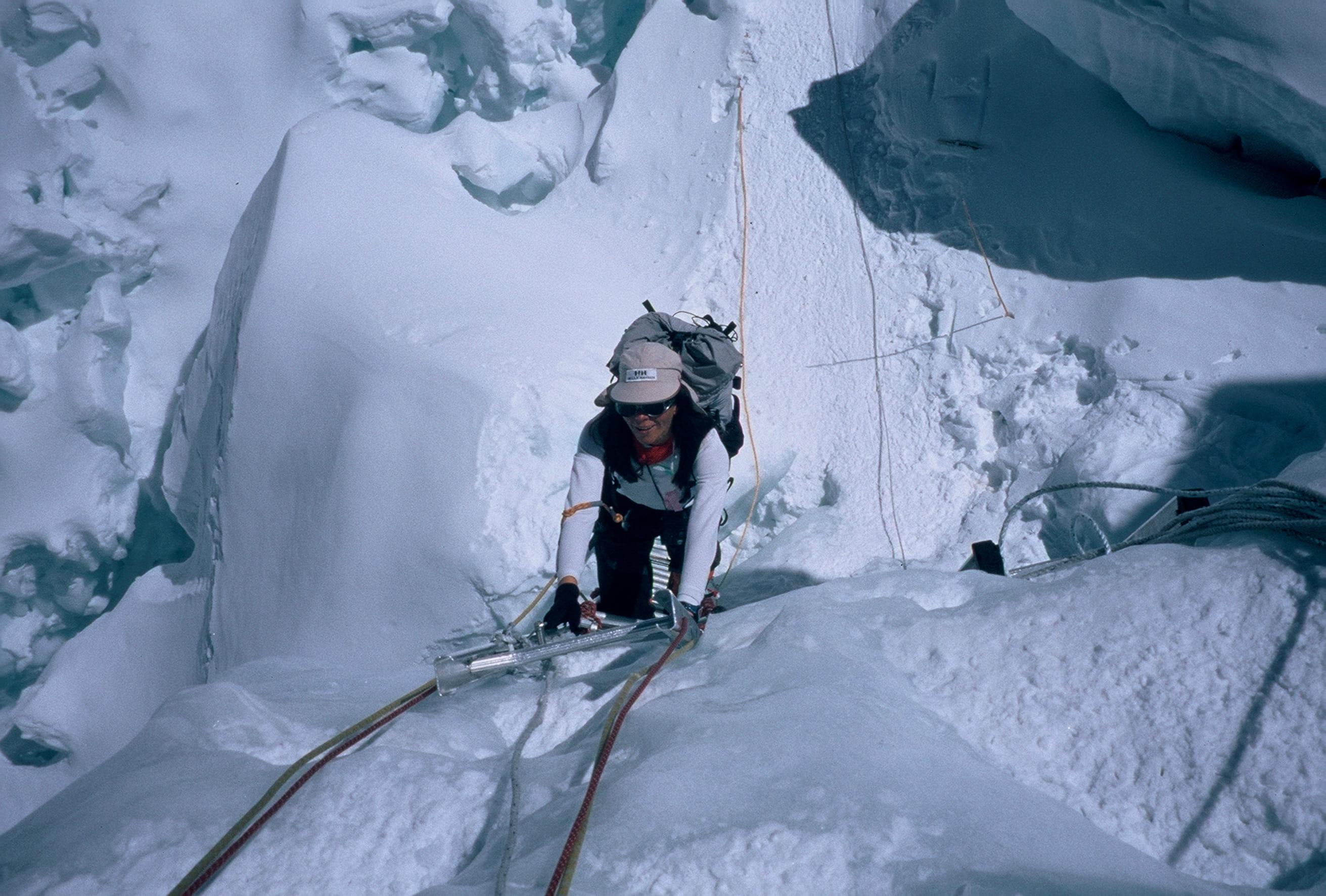 Rosa, en la Cascada de Hielo del Khumbu. / Foto: Rosa Fernández